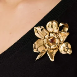 Broche fleur en or et grenat orange cabochon