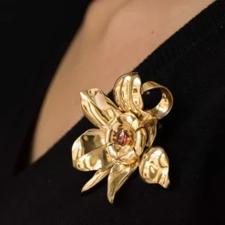 Broche fleur en or et grenat orange cabochon