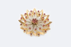 Broche fleur en or jaune avec rubis