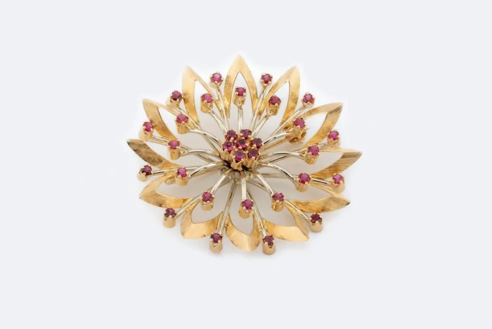 Broche fleur en or jaune avec rubis