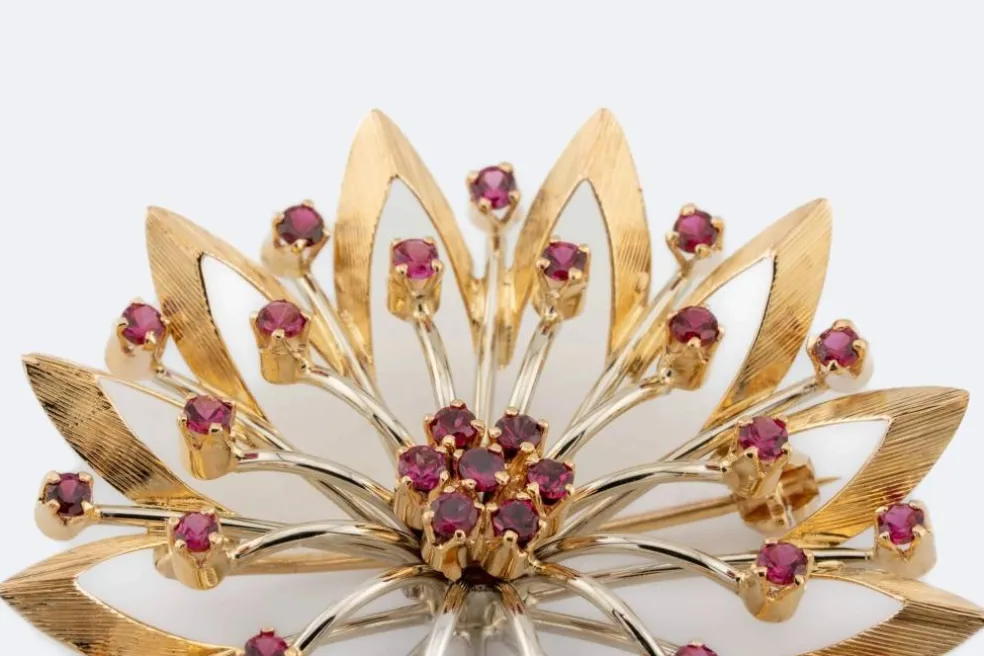 Broche fleur en or jaune avec rubis