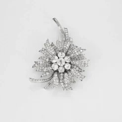 Broche fleur, or blanc et diamants