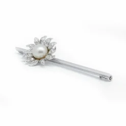 Broche fleur or blanc, platine, perle et diamants