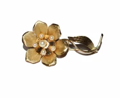 Broche fleur rétro or jaune et perles
