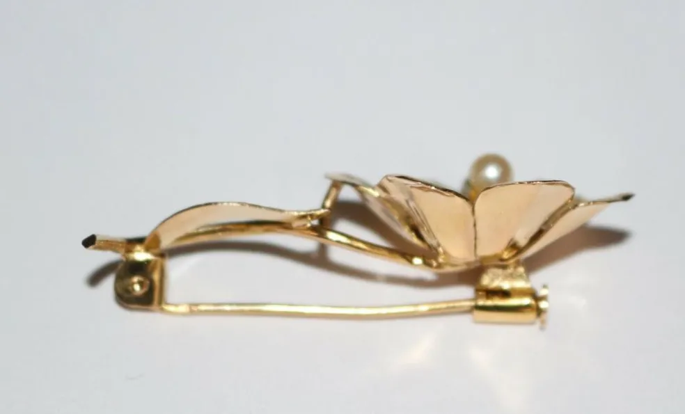Broche fleur rétro or jaune et perles