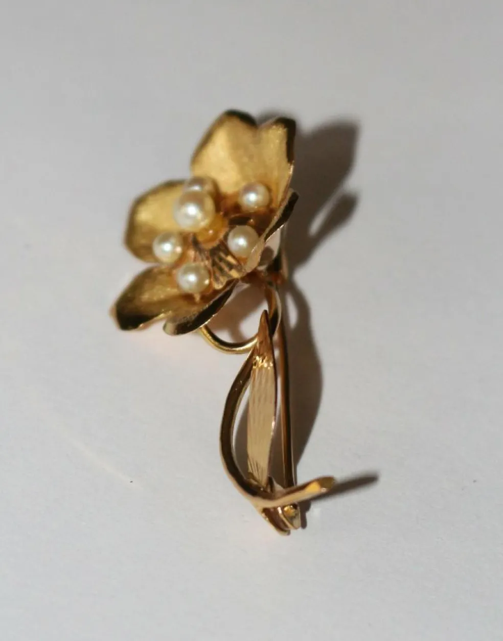 Broche fleur rétro or jaune et perles