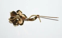 Broche fleur rétro or jaune et perles