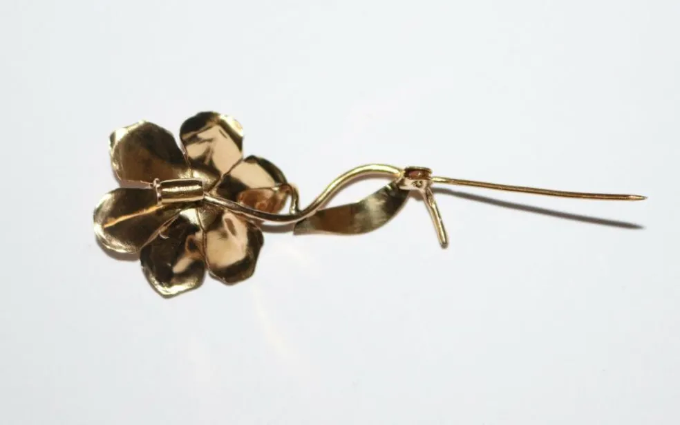 Broche fleur rétro or jaune et perles