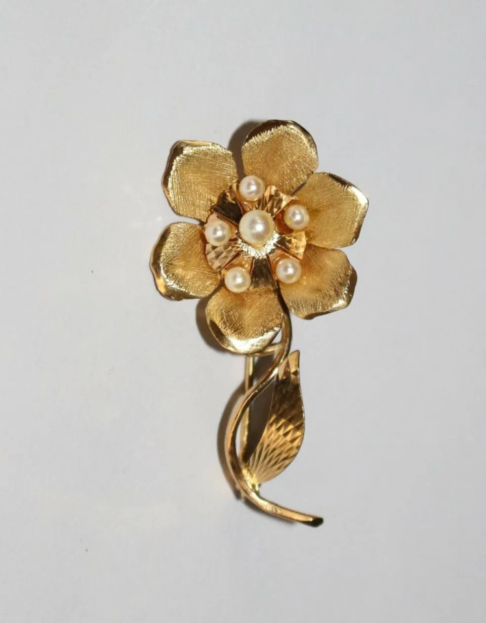 Broche fleur rétro or jaune et perles