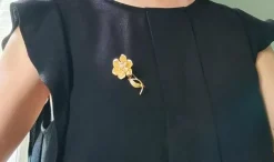 Broche fleur rétro or jaune et perles