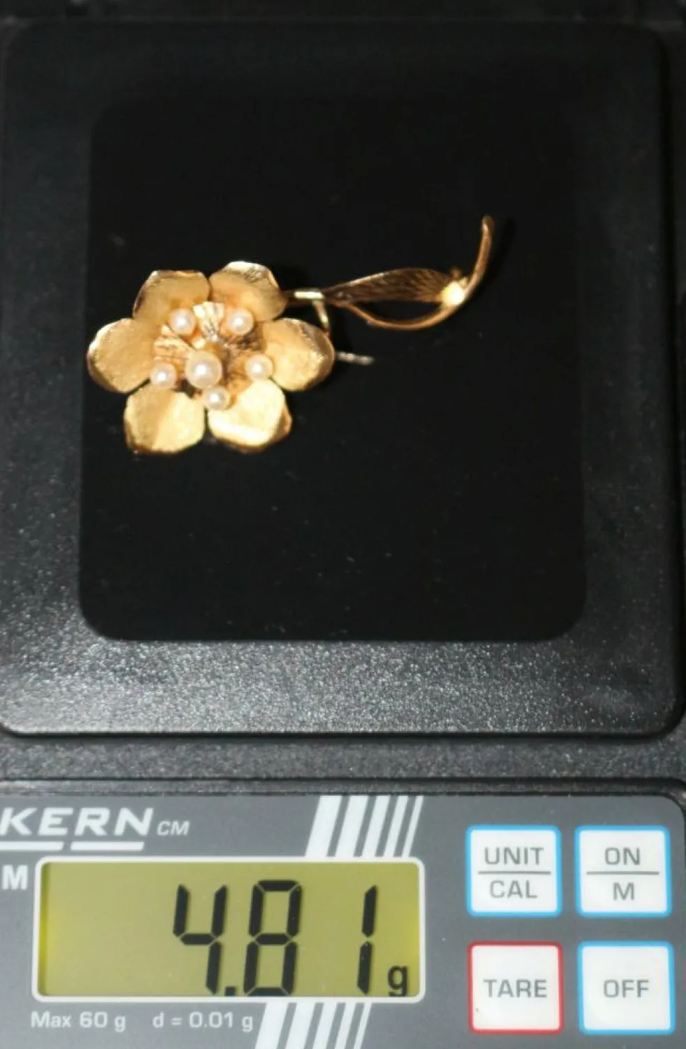 Broche fleur rétro or jaune et perles