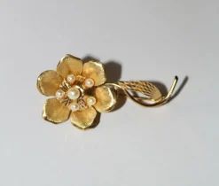 Broche fleur rétro or jaune et perles