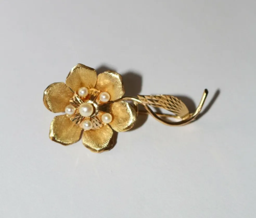 Broche fleur rétro or jaune et perles