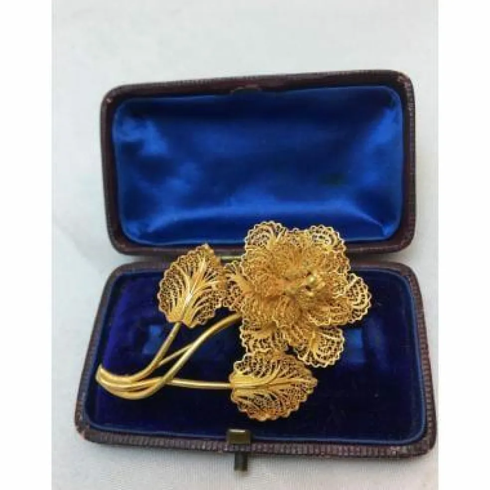 Broche fleur travail filigrane , or jaune