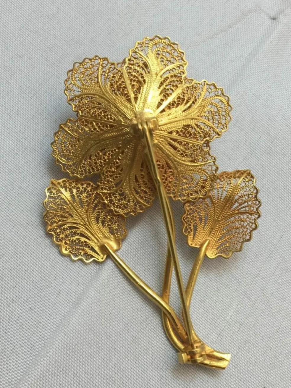 Broche fleur travail filigrane , or jaune