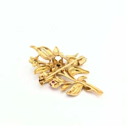 Broche florale en or jaune