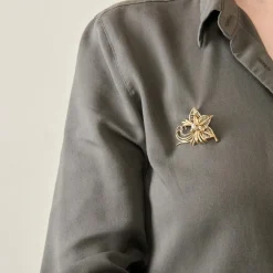 Broche florale en or rose et diamant