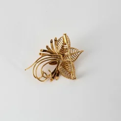 Broche florale en or rose et diamant