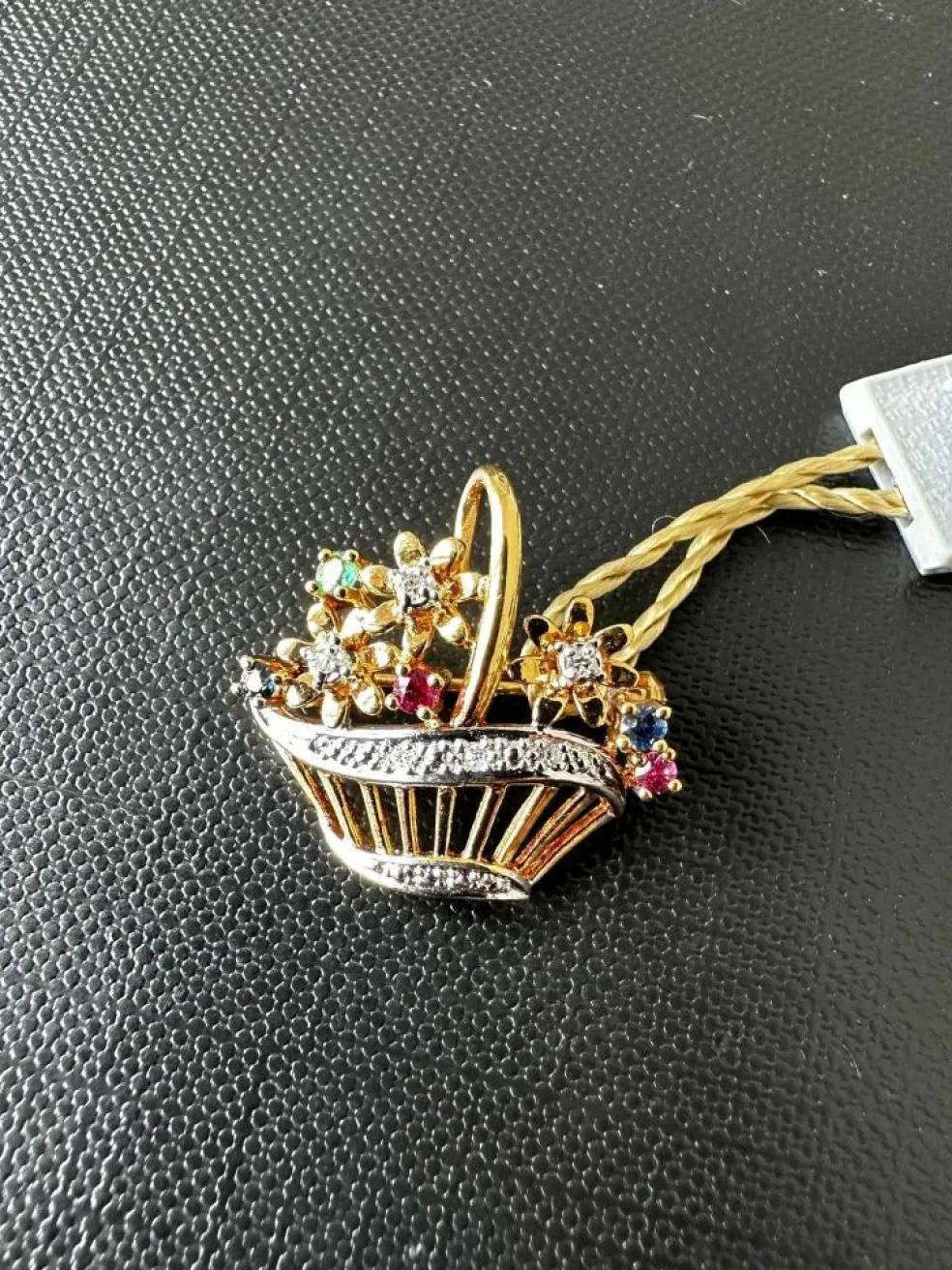 Broche giardinetto en or blanc, or jaune, diamant, rubis, saphir et émeraude