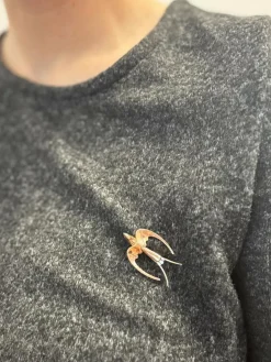 Broche hirondelle or rose et blanc