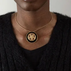 Broche médaillon en or jaune, améthystes et perle