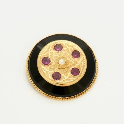 Broche médaillon en or jaune, améthystes et perle