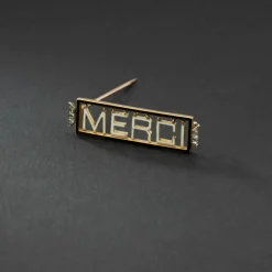 Broche 'Merci" en or jaune 18K et platine, émaillée, encadrée de diamants.