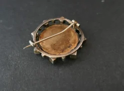 Broche Miniature Et Perles Fines