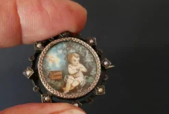 Broche Miniature Et Perles Fines