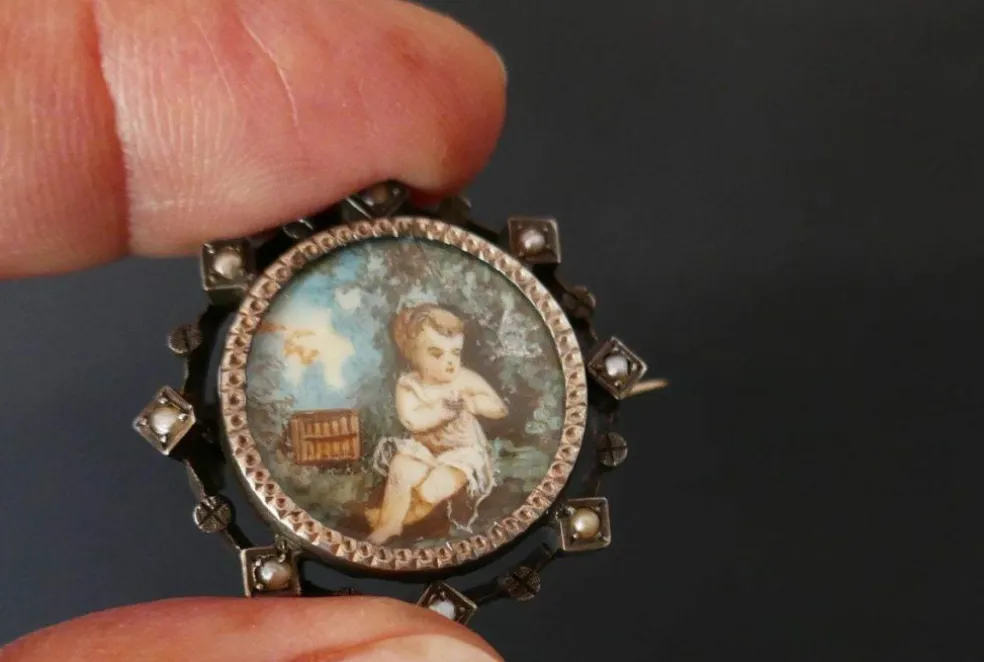 Broche Miniature Et Perles Fines