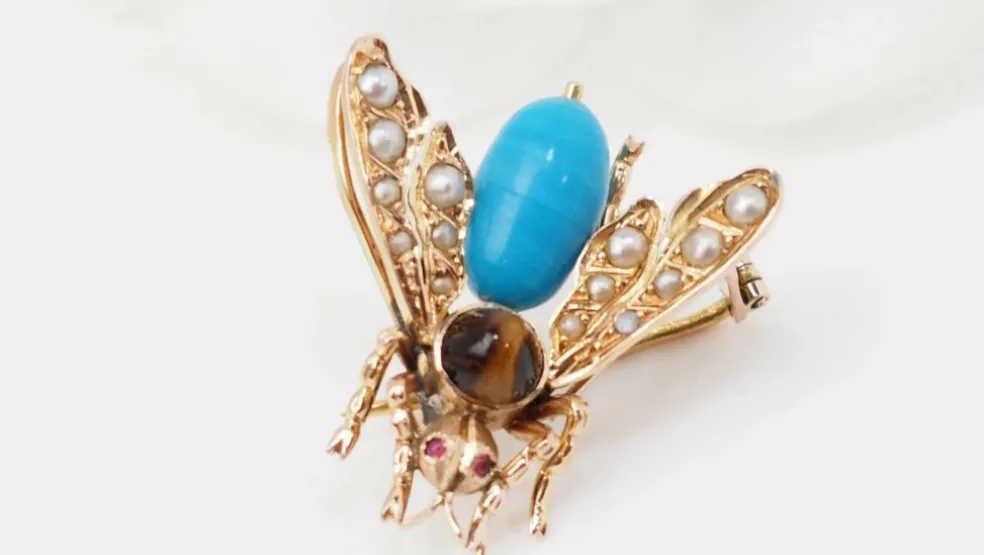 Broche mouche en or jaune turquoise, oeil de tigre et perles fines