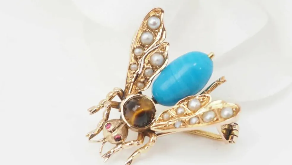 Broche mouche en or jaune turquoise, oeil de tigre et perles fines