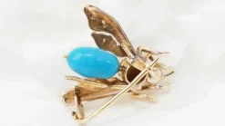 Broche mouche en or jaune turquoise, oeil de tigre et perles fines