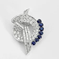 Broche mouvementée, saphir et diamants