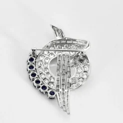Broche mouvementée, saphir et diamants