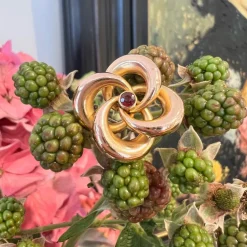 Broche noeud grenat