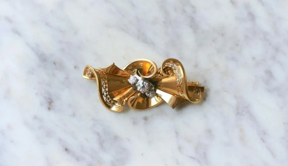 Broche noeud or rose, platine et diamants