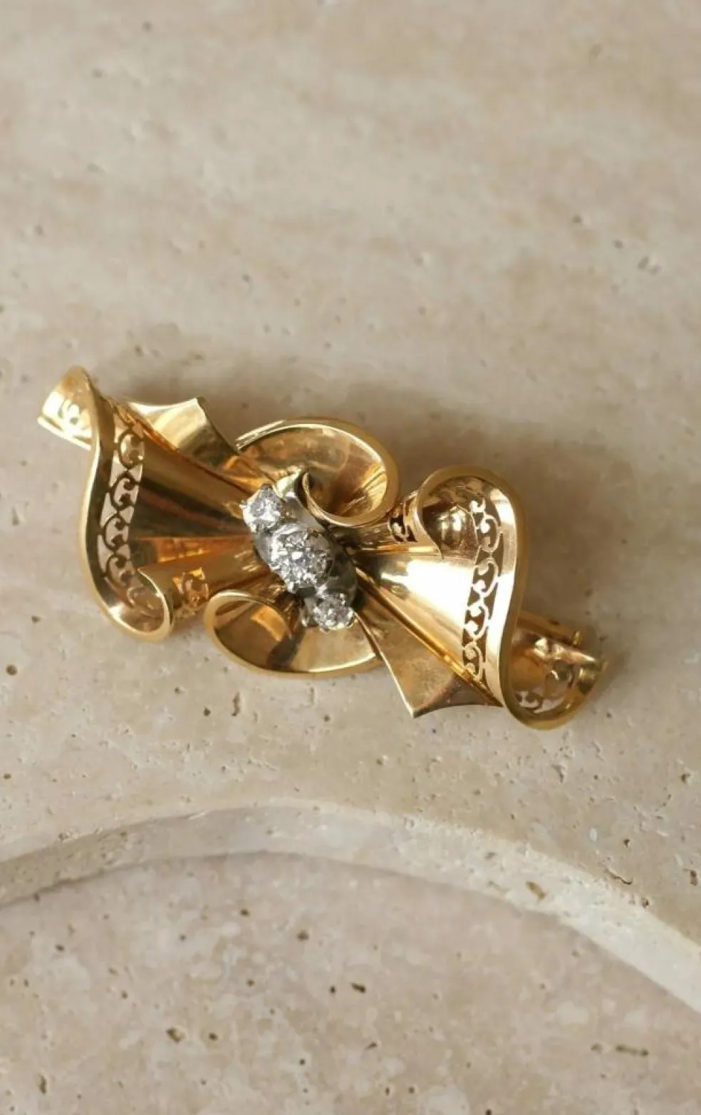 Broche noeud or rose, platine et diamants