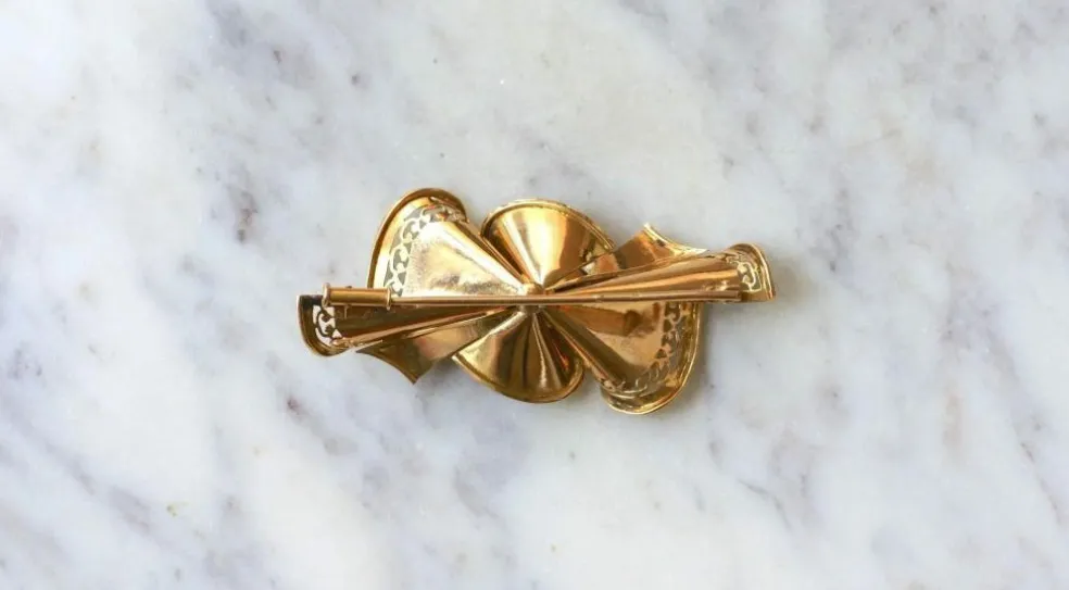 Broche noeud or rose, platine et diamants