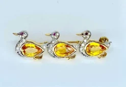 Broche or, 3 canards en saphirs jaunes , diamants et rubis