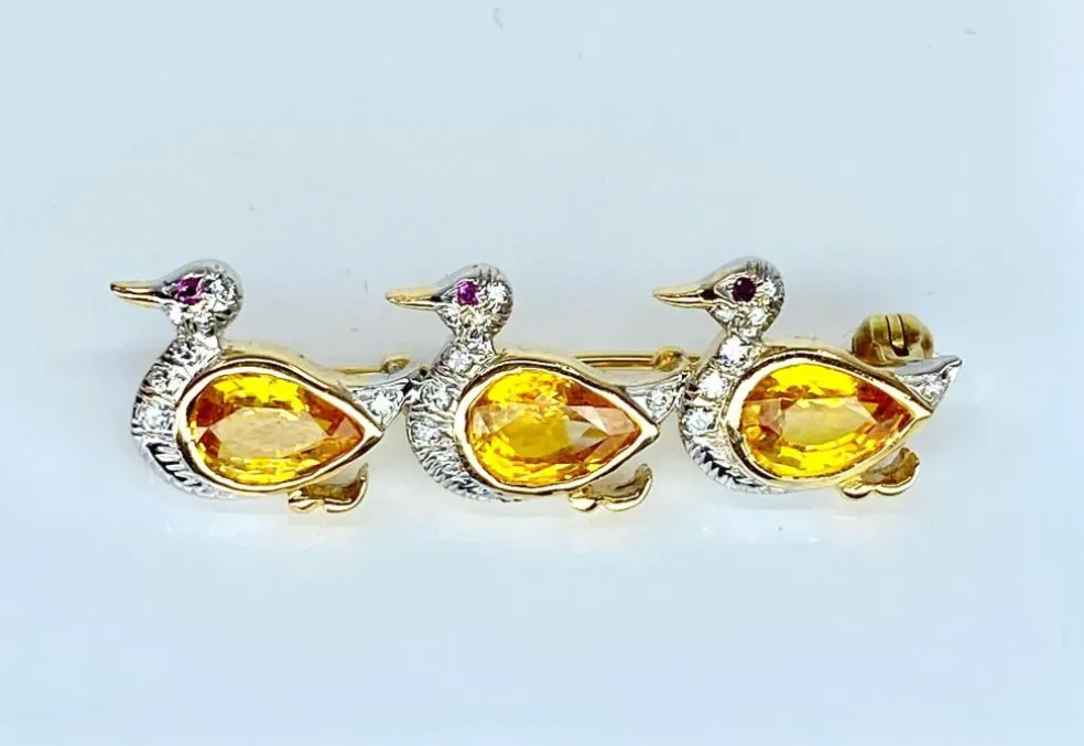 Broche or, 3 canards en saphirs jaunes , diamants et rubis