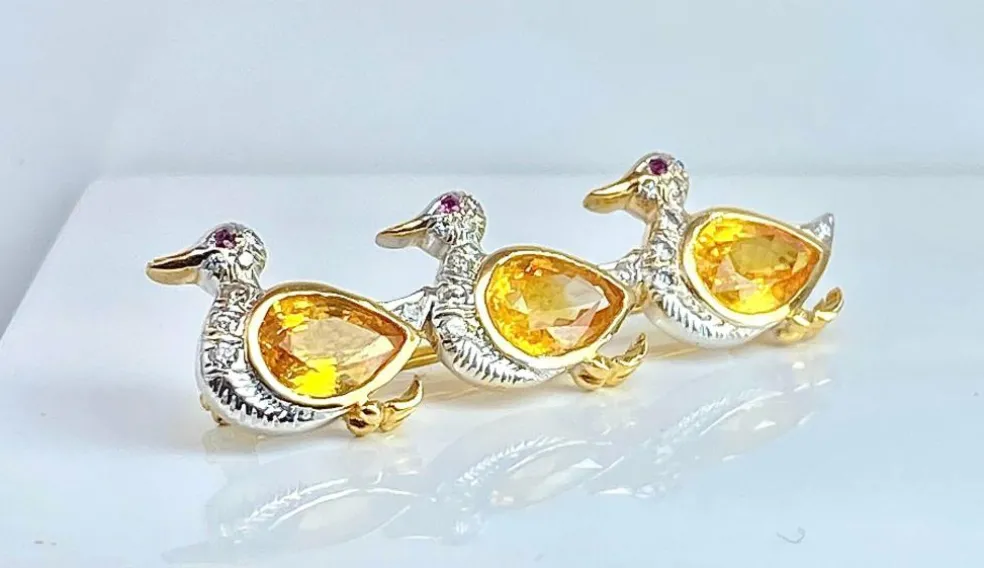 Broche or, 3 canards en saphirs jaunes , diamants et rubis