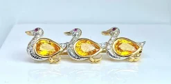 Broche or, 3 canards en saphirs jaunes , diamants et rubis