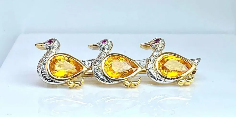 Broche or, 3 canards en saphirs jaunes , diamants et rubis