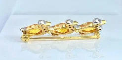 Broche or, 3 canards en saphirs jaunes , diamants et rubis