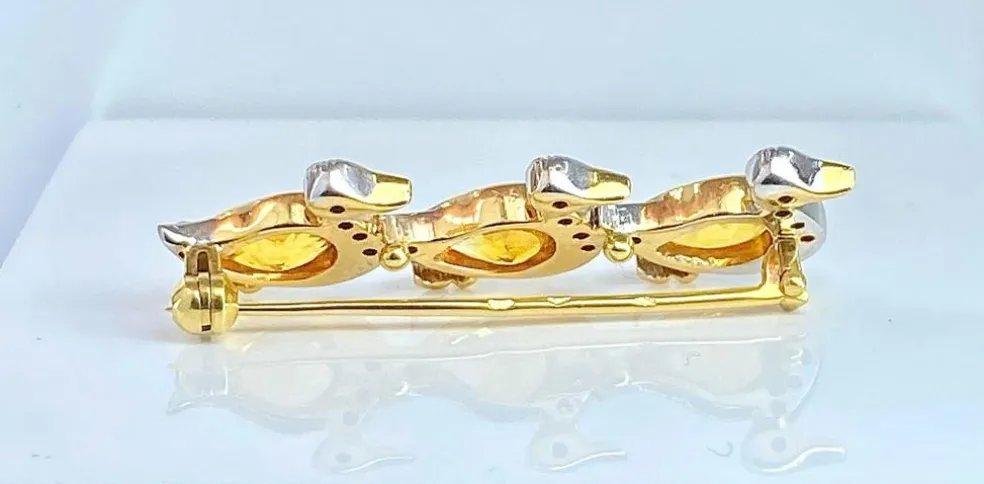 Broche or, 3 canards en saphirs jaunes , diamants et rubis