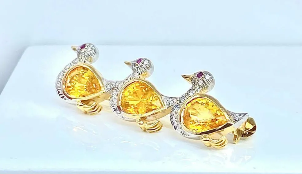 Broche or, 3 canards en saphirs jaunes , diamants et rubis
