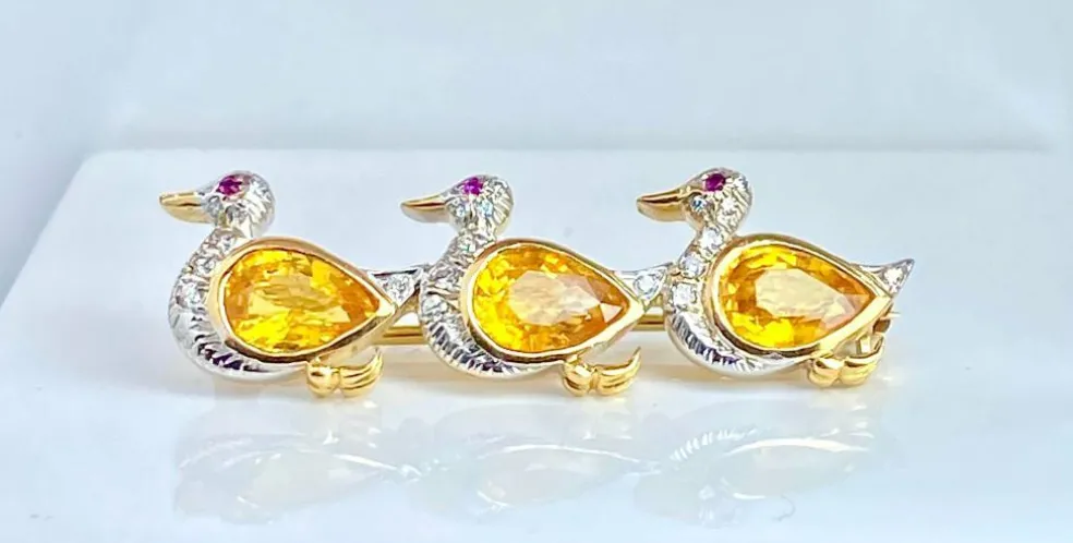 Broche or, 3 canards en saphirs jaunes , diamants et rubis