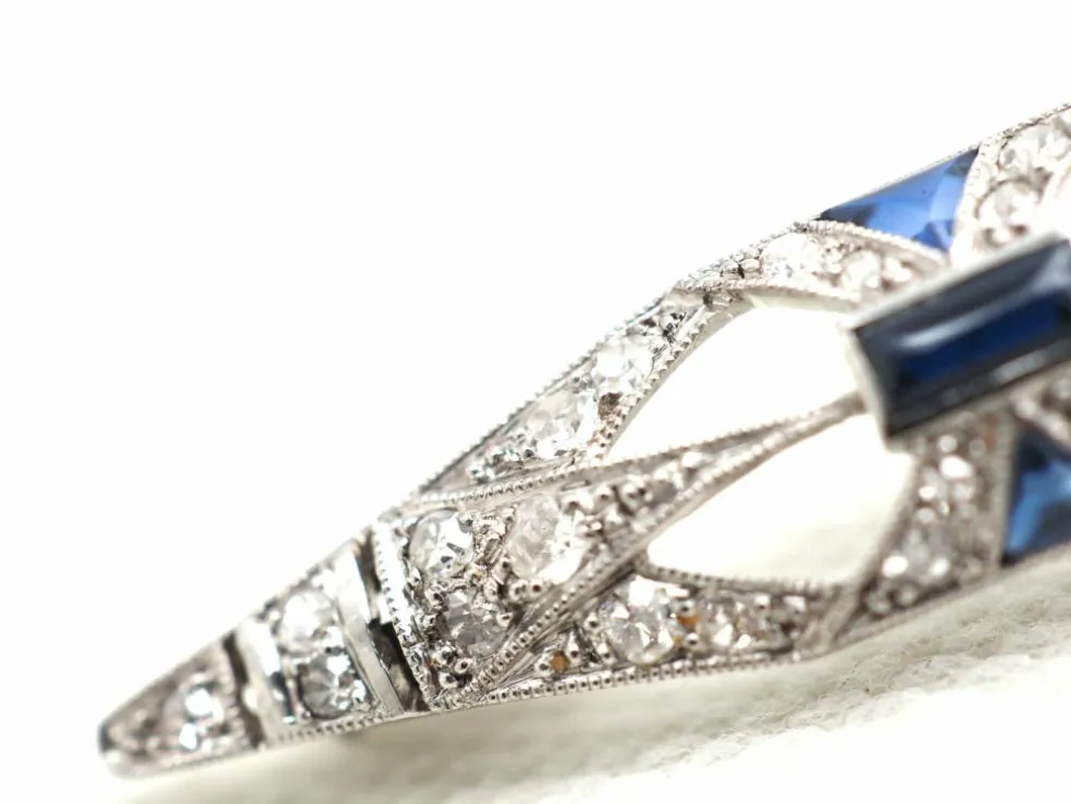 Broche or blanc 750 mil, saphir et diamants