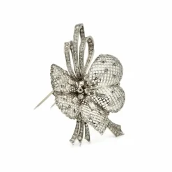 Broche or blanc fleur dentelée